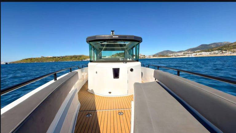 Axopar 28 Bodrum Yunan Adaları Transferi ile Bodrum’dan Kos, Leros, Kalimnos ve Rodos’a VIP özel sürat teknesi transfer hizmeti ve turkuaz Ege denizi manzarası. Axopar 28 Bodrum Yunan Adaları Transferi
