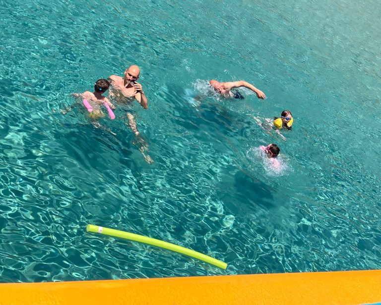 Kos Günlük Tekne Turu ile Kos Adası'nın turkuaz koylarını, berrak Ege Denizi'ni, yüzme molalarını ve eşsiz manzaralarını keşfedin.