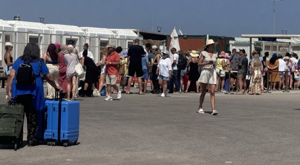 Bodrum Kos Hızlı Tekne Transferi ile Bodrum ve Kos Adası arasında özel VIP sürat teknesi ulaşımı, hızlı pasaport işlemleri, lüks konfor, deneyimli kaptan ve kişiye özel deniz transferi hizmeti.