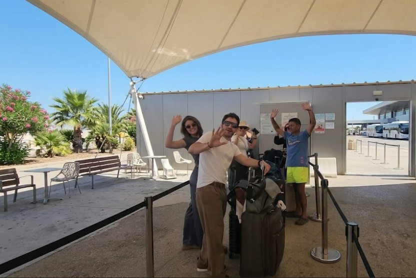 Tesla Travel VIP Pasaport Kontrol Hizmeti, Bodrum, İstanbul, Mykonos, Santorini ve seçili havalimanlarında hızlı pasaport geçişi, VIP karşılama, bagaj desteği ve ayrıcalıklı havalimanı concierge hizmeti sunar.